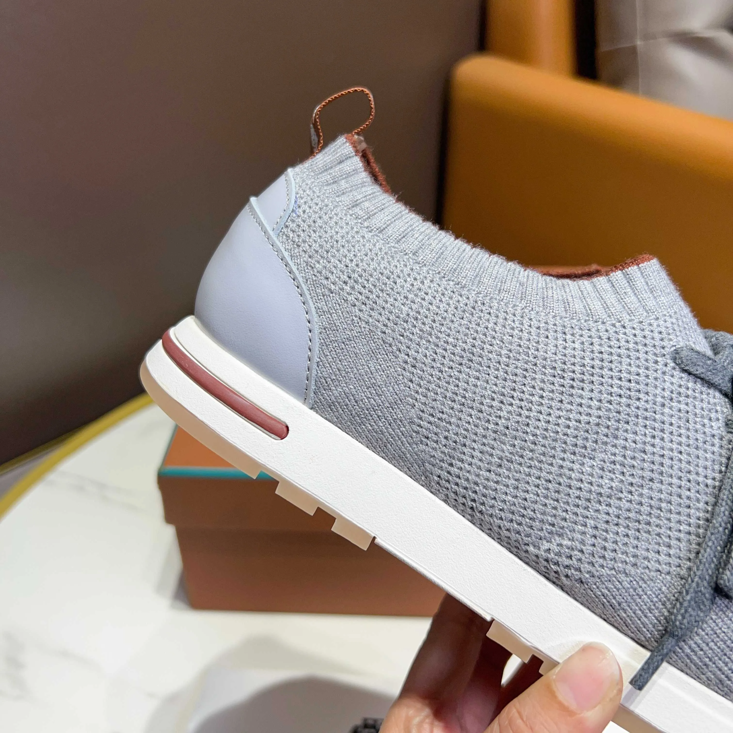 Factory price 400💰 (Loro men's shoes💰iana) New moccasin shoes official website original 1:1 mold opening, original quality💯Fine workmanship, high-end luxury☘The upper is made of original waterproof treated breathable fly-woven suede🌴Luxury🐂Leather lining🍓Rubber wear-resistant and non-slip outsole, size 38-44 (size 45 can be customized)